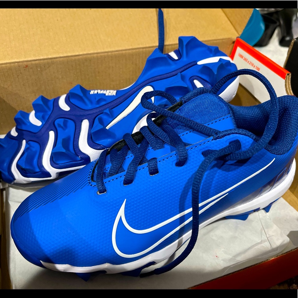 Boys Nike Baseball Shoes - size 3.5